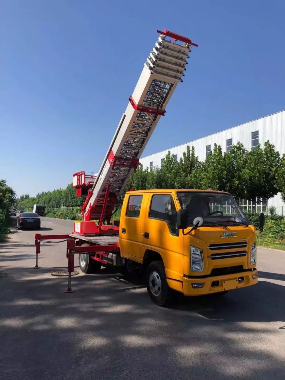 淄博博山附近的云梯车出租服务：轻松解决高空作业需求