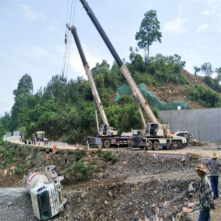 淄博博山汽车掉沟里叫吊车救援要多少钱